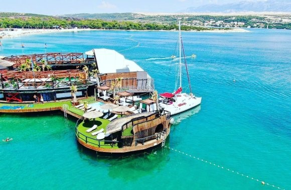 Diversão no Noah Beach Club em Zrce, Croácia - na época com o antigo bimini.
