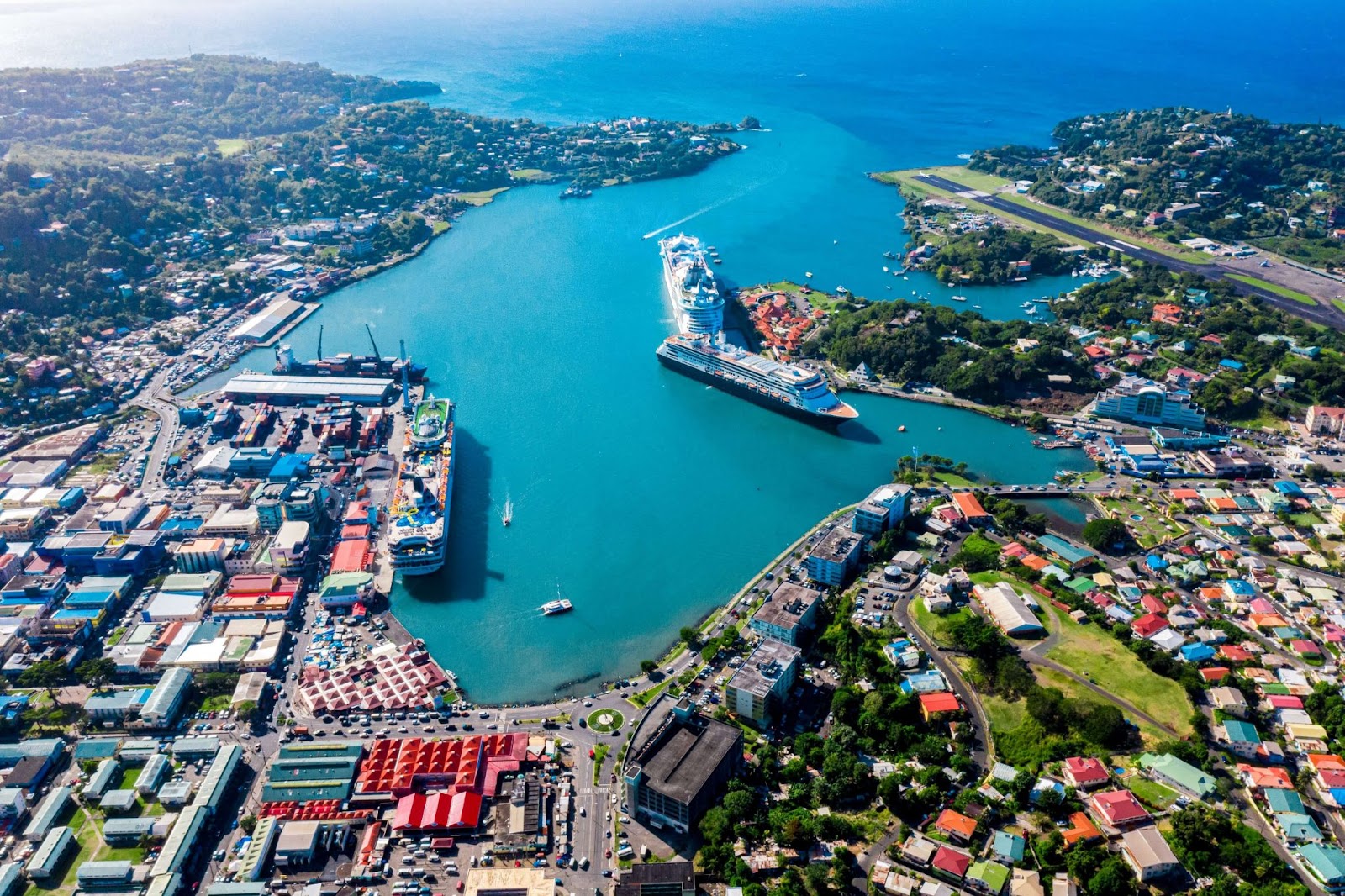 Foto de um porto em Castries, capital de Santa Lúcia.
