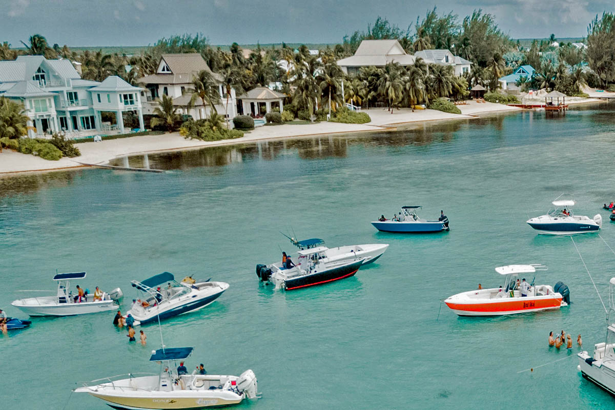 Imagem de Turistas no mar das Ilhas Cayman