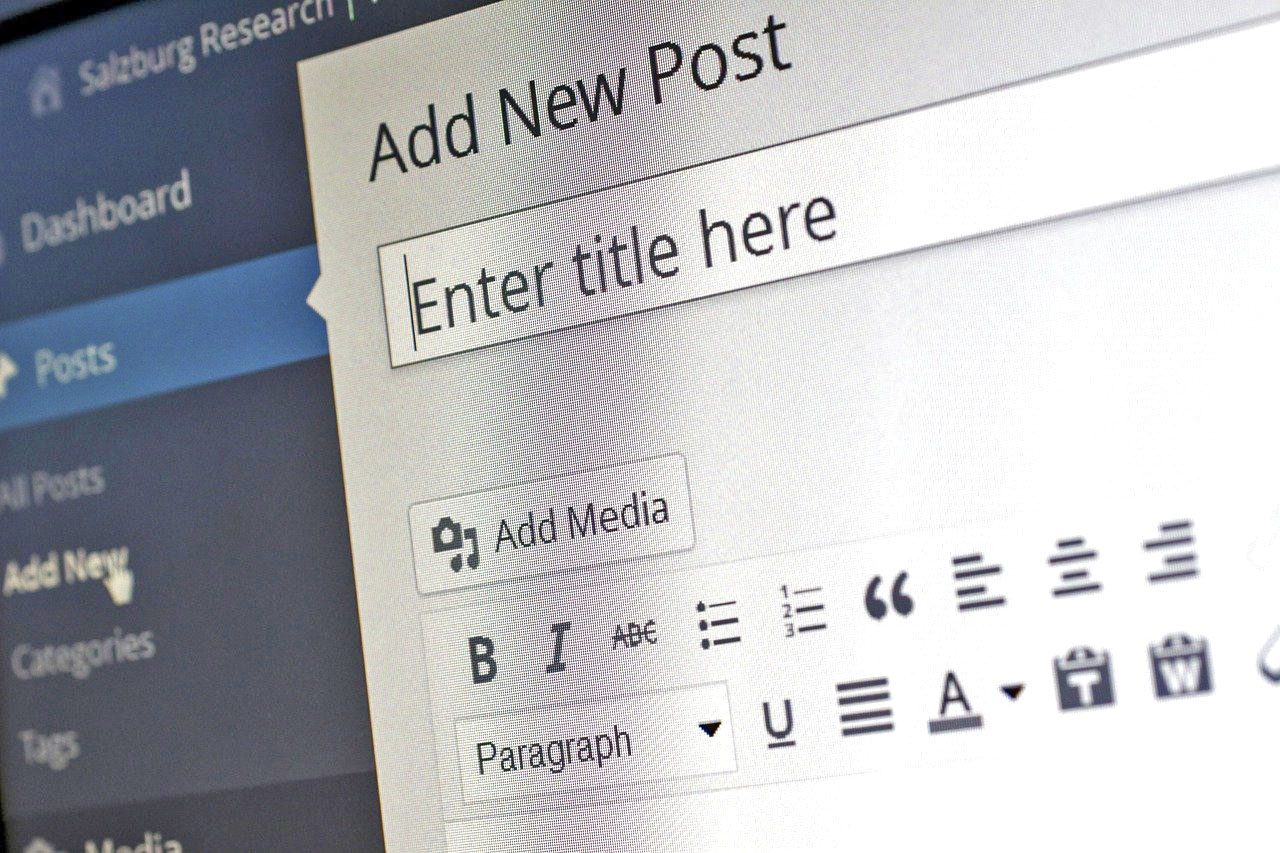 Imagem de um painel de controle de um site, domínio e conta online.