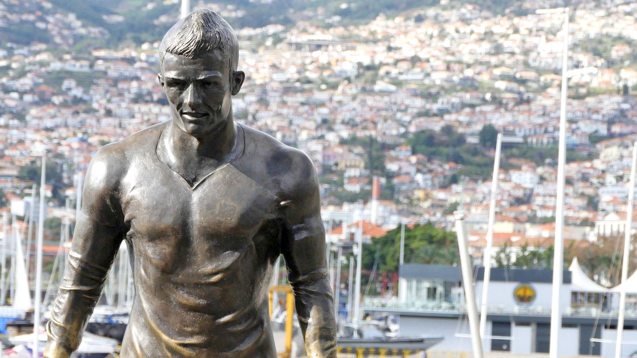 Imagem da estátua do Cristiano Ronaldo, situada em seu museu em Portugal