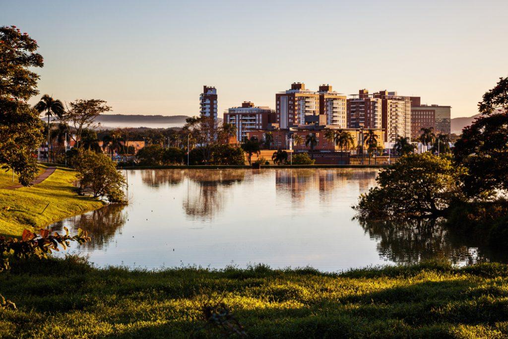 Imagem do lago local em Pedra Branca, Santa Catarina