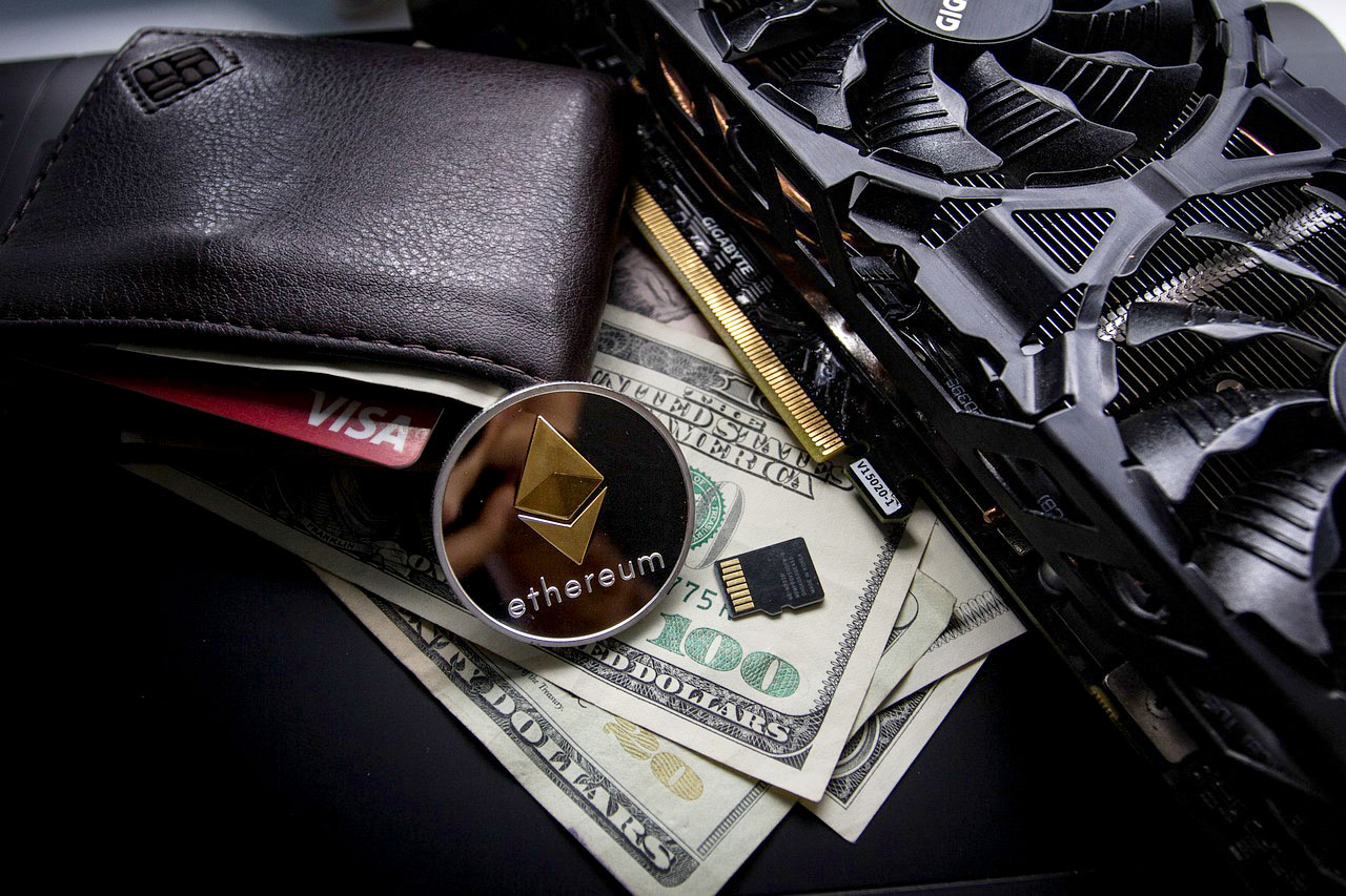 Imagem de objetos pessoais: carteira dinheiro, cartões e criptomoedas