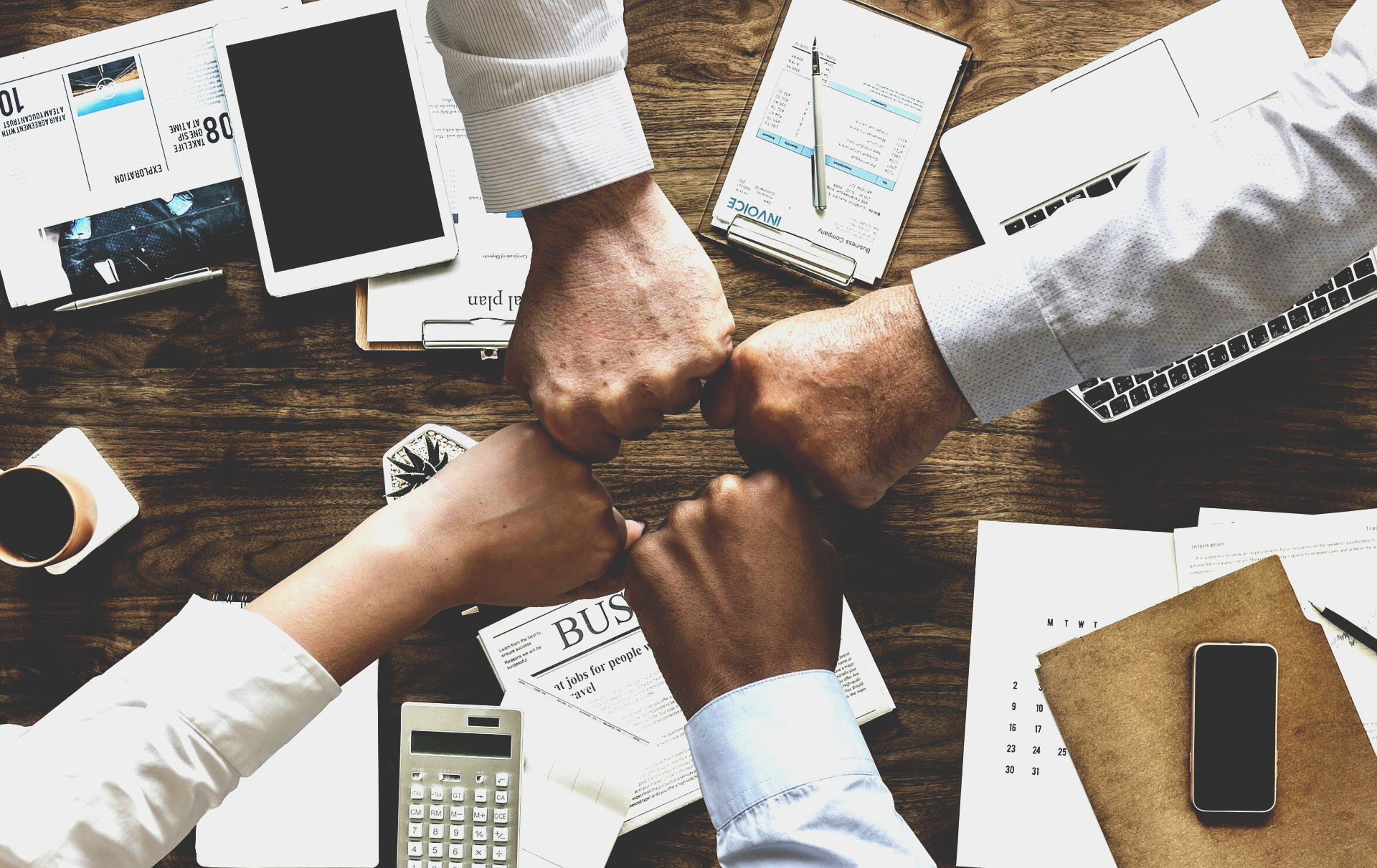 Imagem de uma equipe de trabalho corporativo se cumprimentando