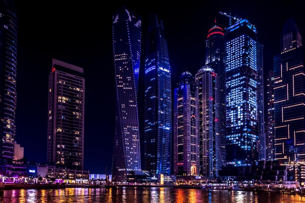 Imagem do Cayan Tower em Dubai durante a noite