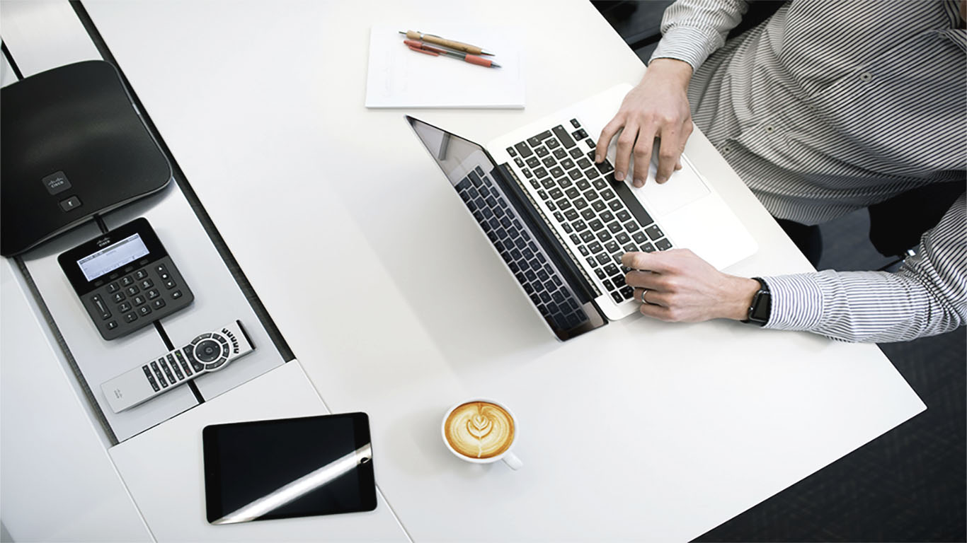 Imagem de um homem trabalhando em um notebook