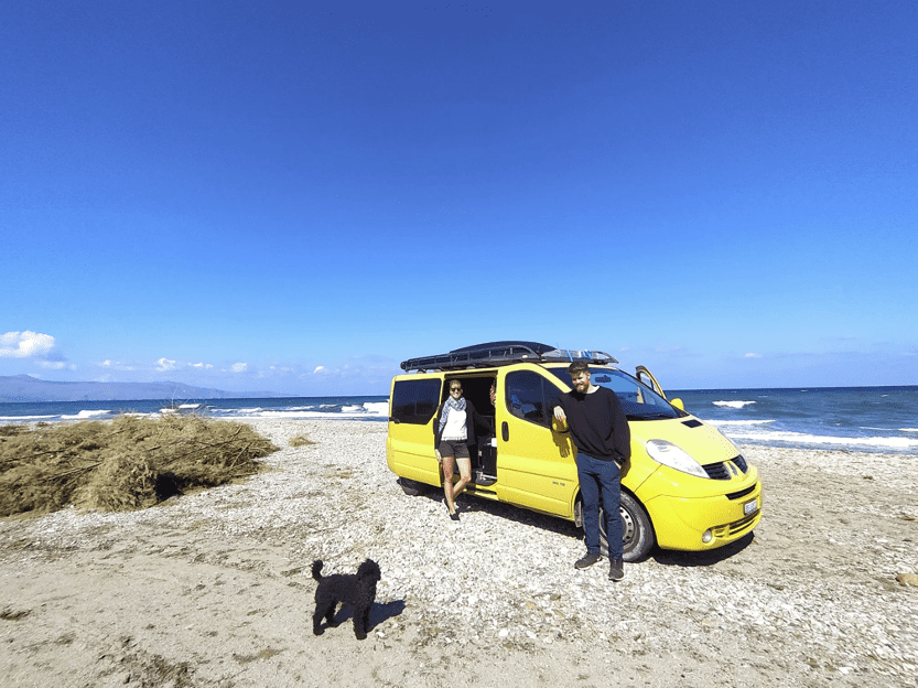 Uma imagem contendo uma família nômade viajando pela Europa com seu cachorro