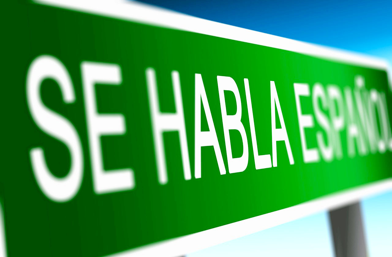 Imagem de uma placa espanhola, perguntando se fala o idioma espanhol