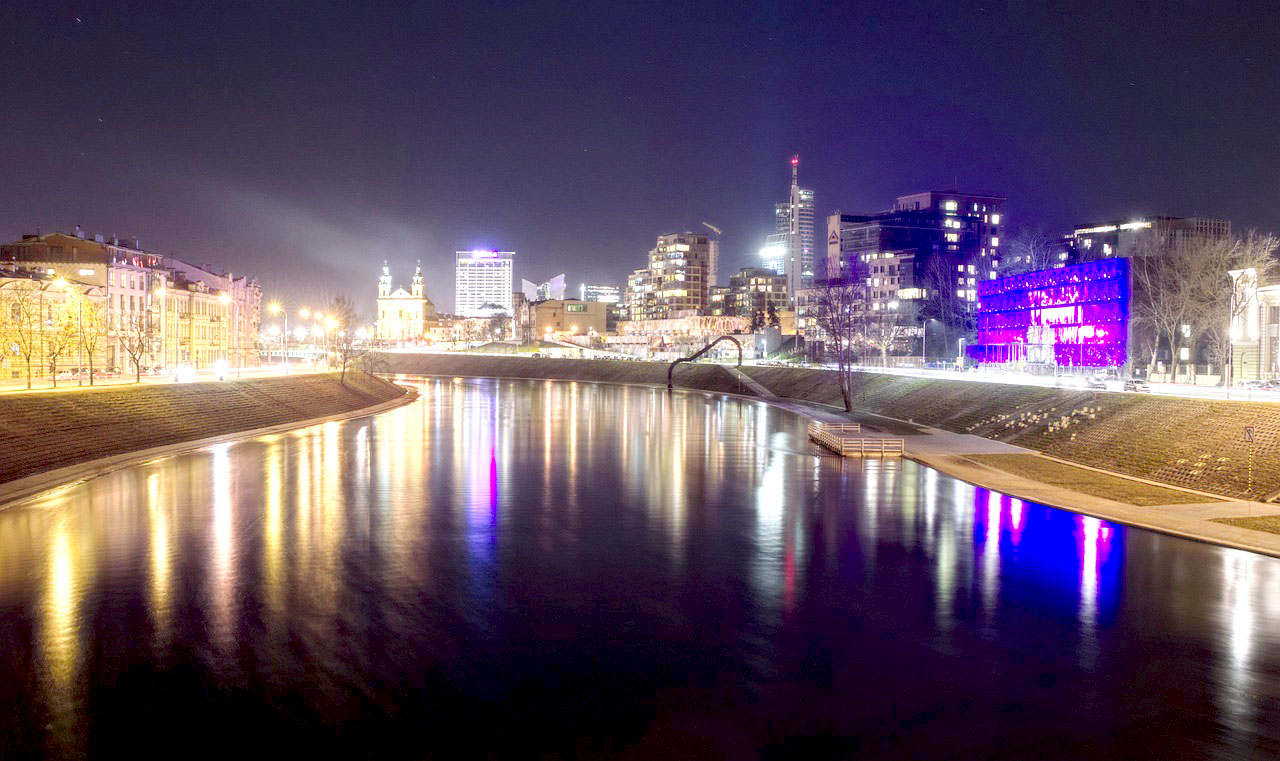 Imagem noturna sobre o Rio Neris em Vilnius, capital da Lituânia