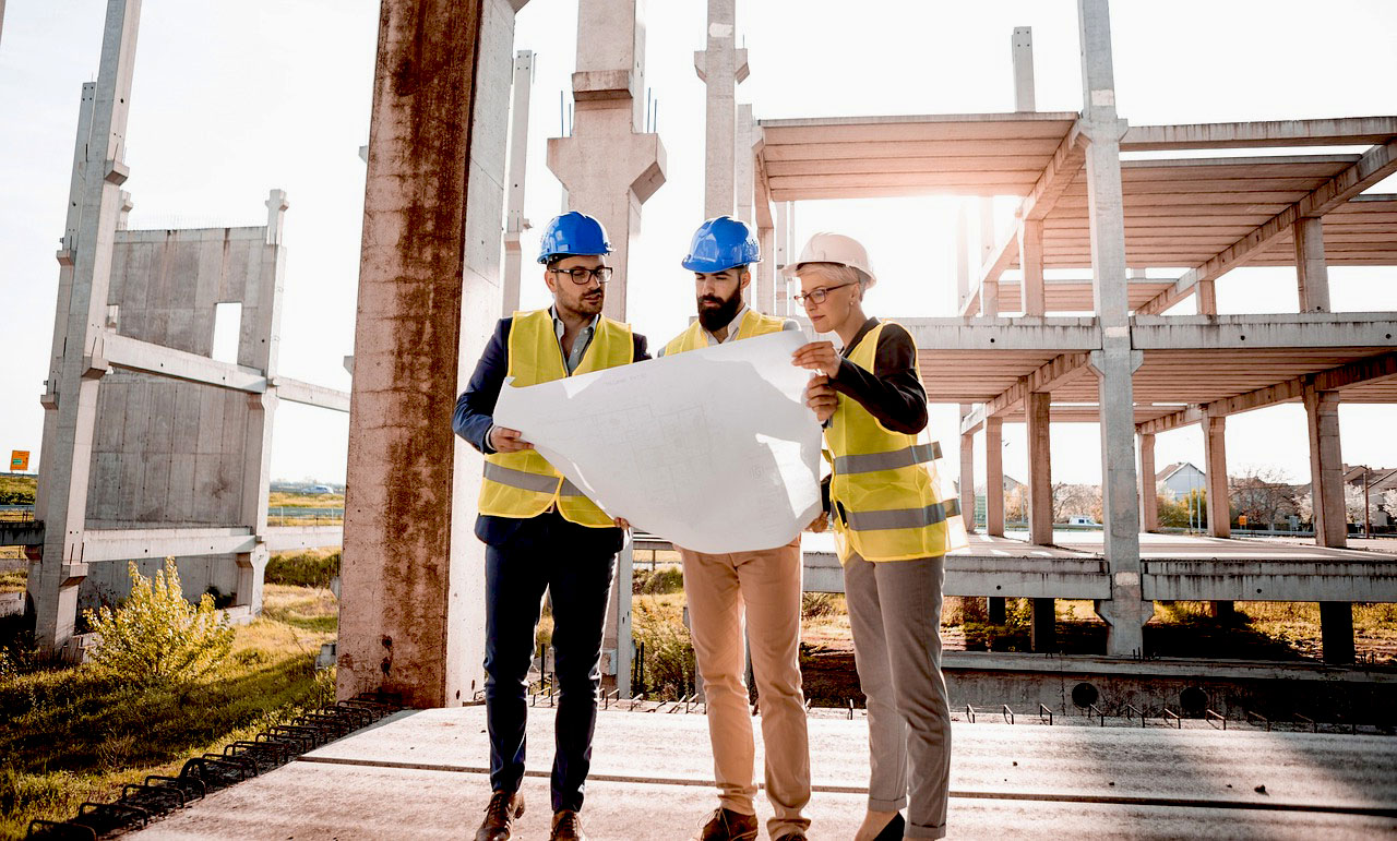Imagem de engenheiros e arquitetos planejando uma construção