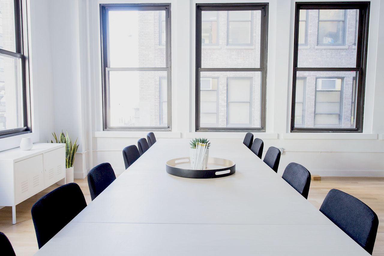 Imagem de uma sala de reuniões minimalista