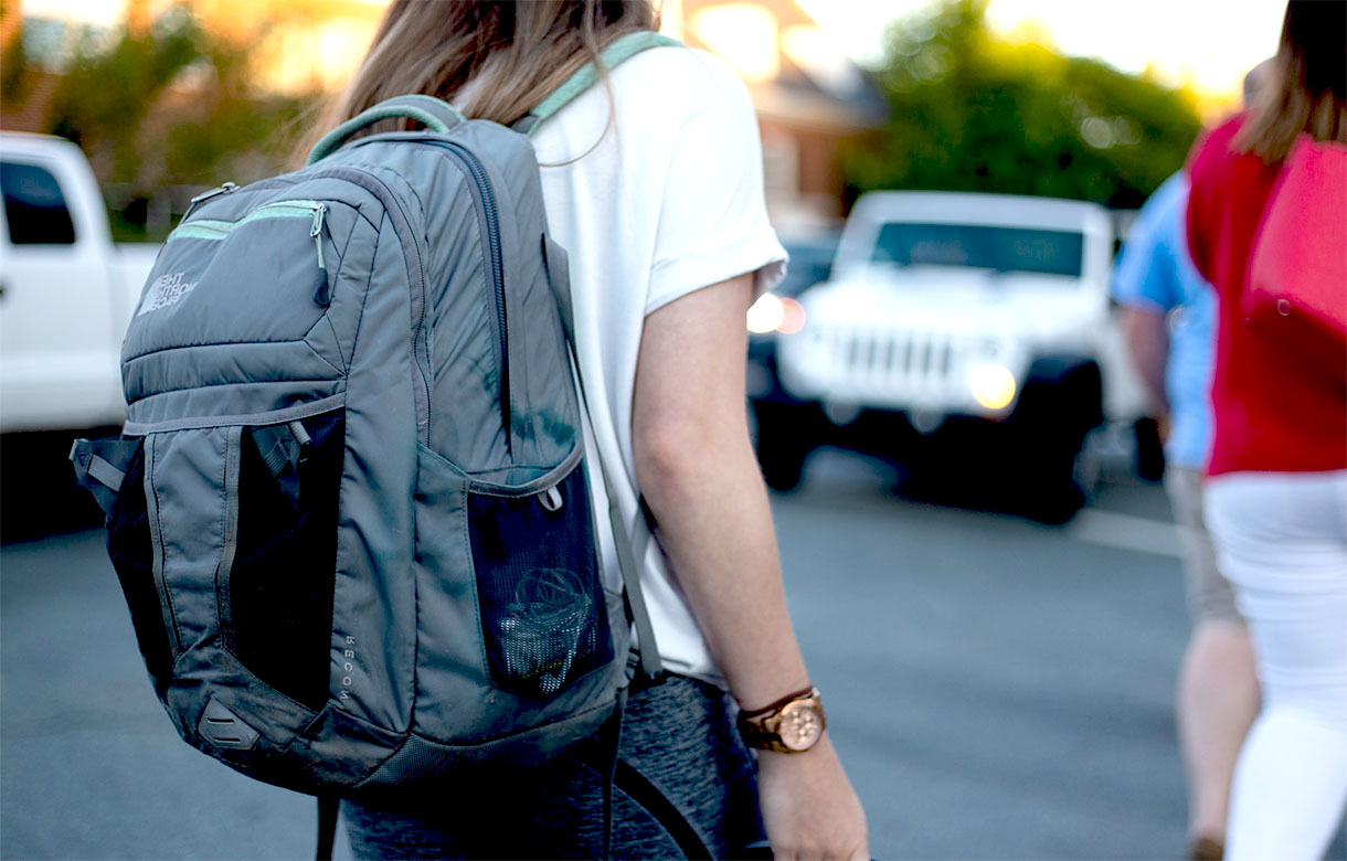 Imagem de uma jovem com a sua mochila