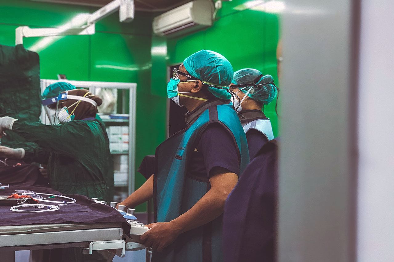 Imagem de uma sala cirúrgica na Tailândia e médicos tailandeses