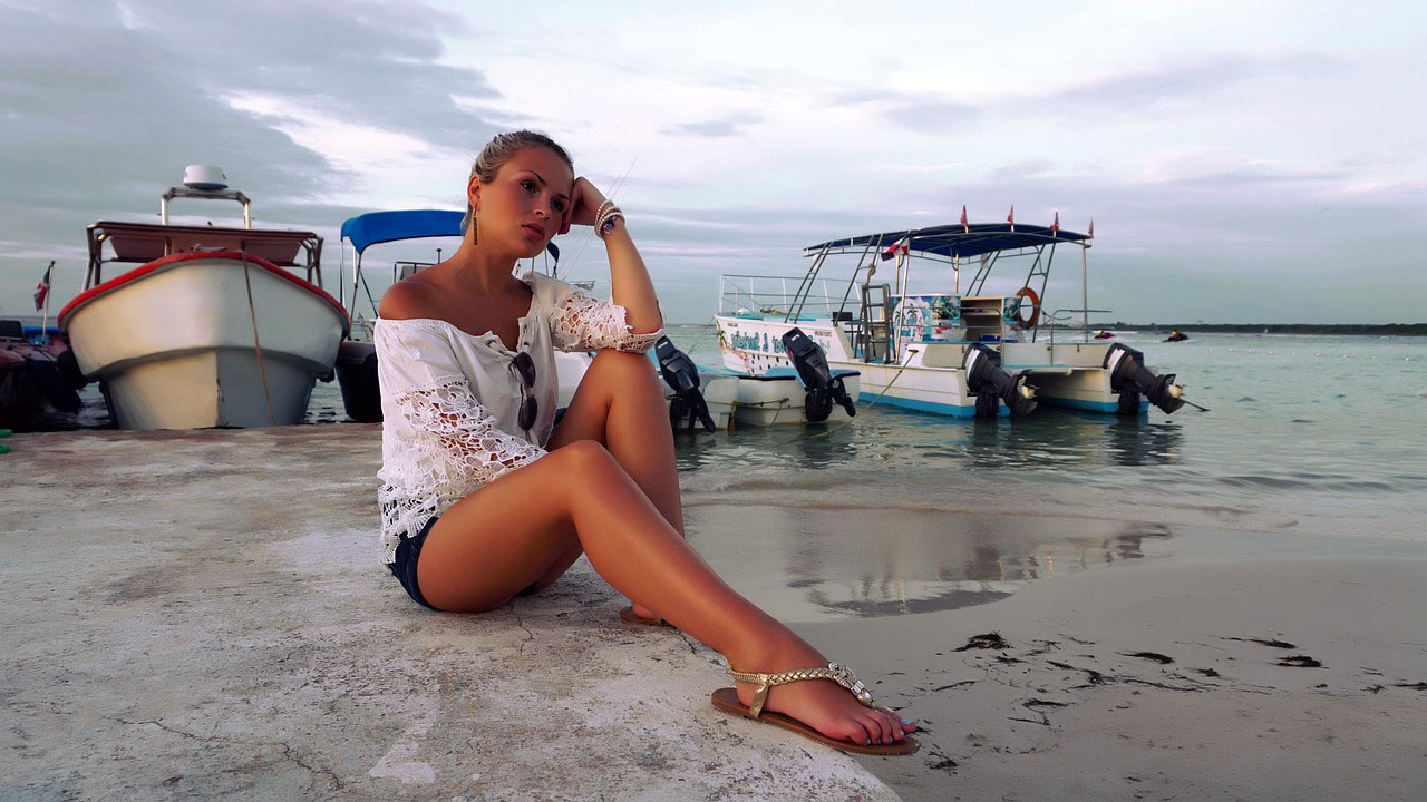 Imagem de uma mulher na praia da República Dominicana