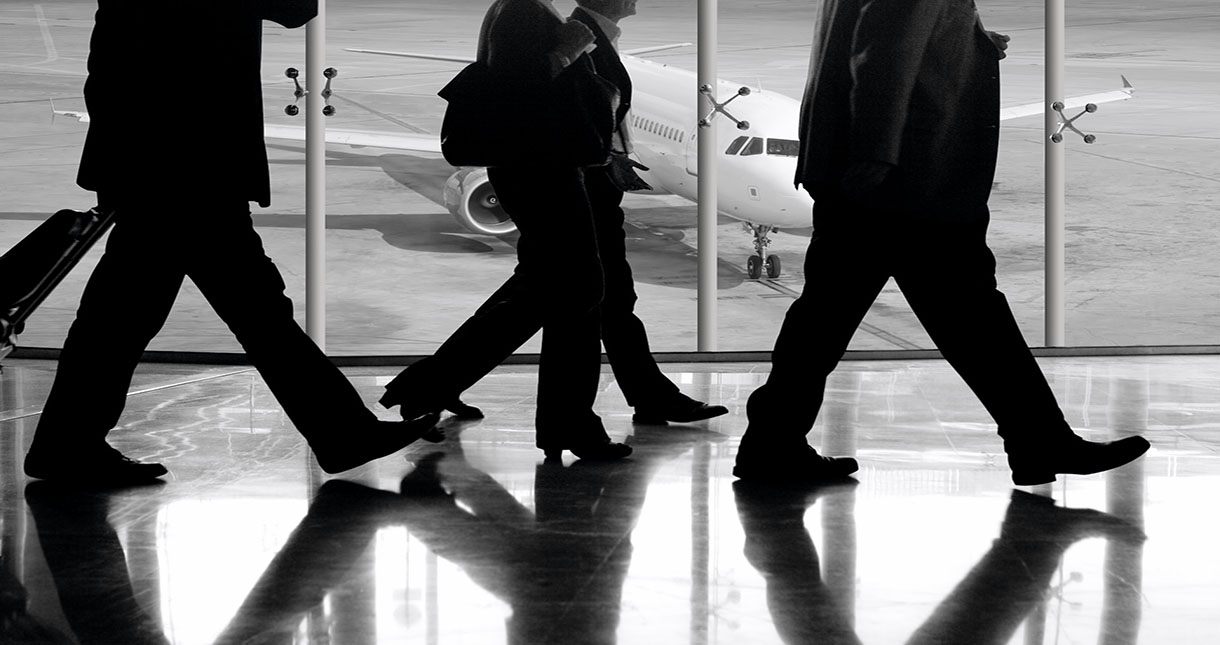 Imagem de empresários saindo do aeroporto