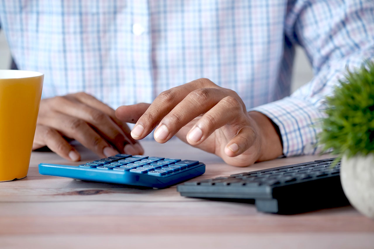 Imagem de um homem com uma calculadora