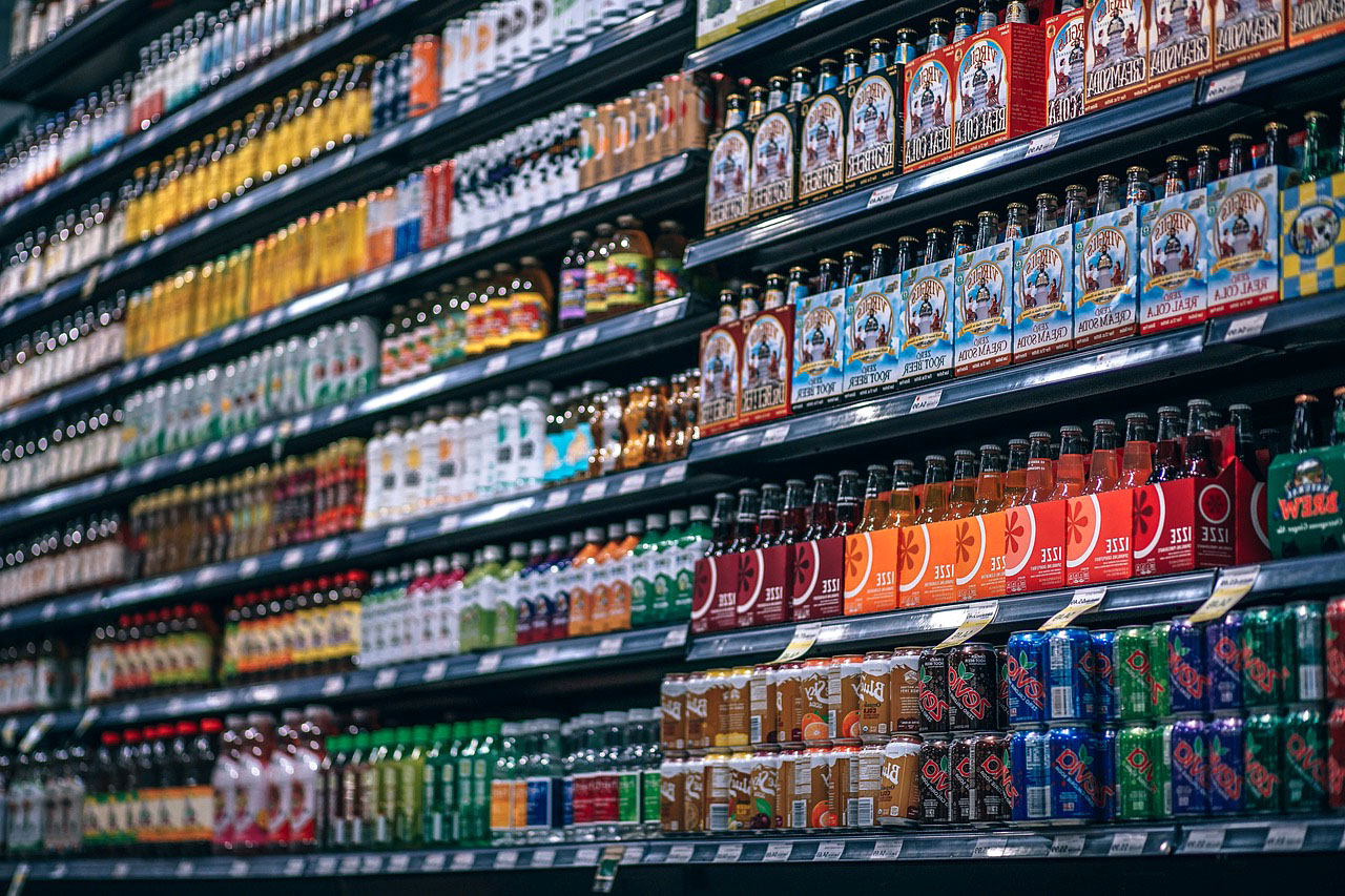 Imagem de bebidas em um supermercado