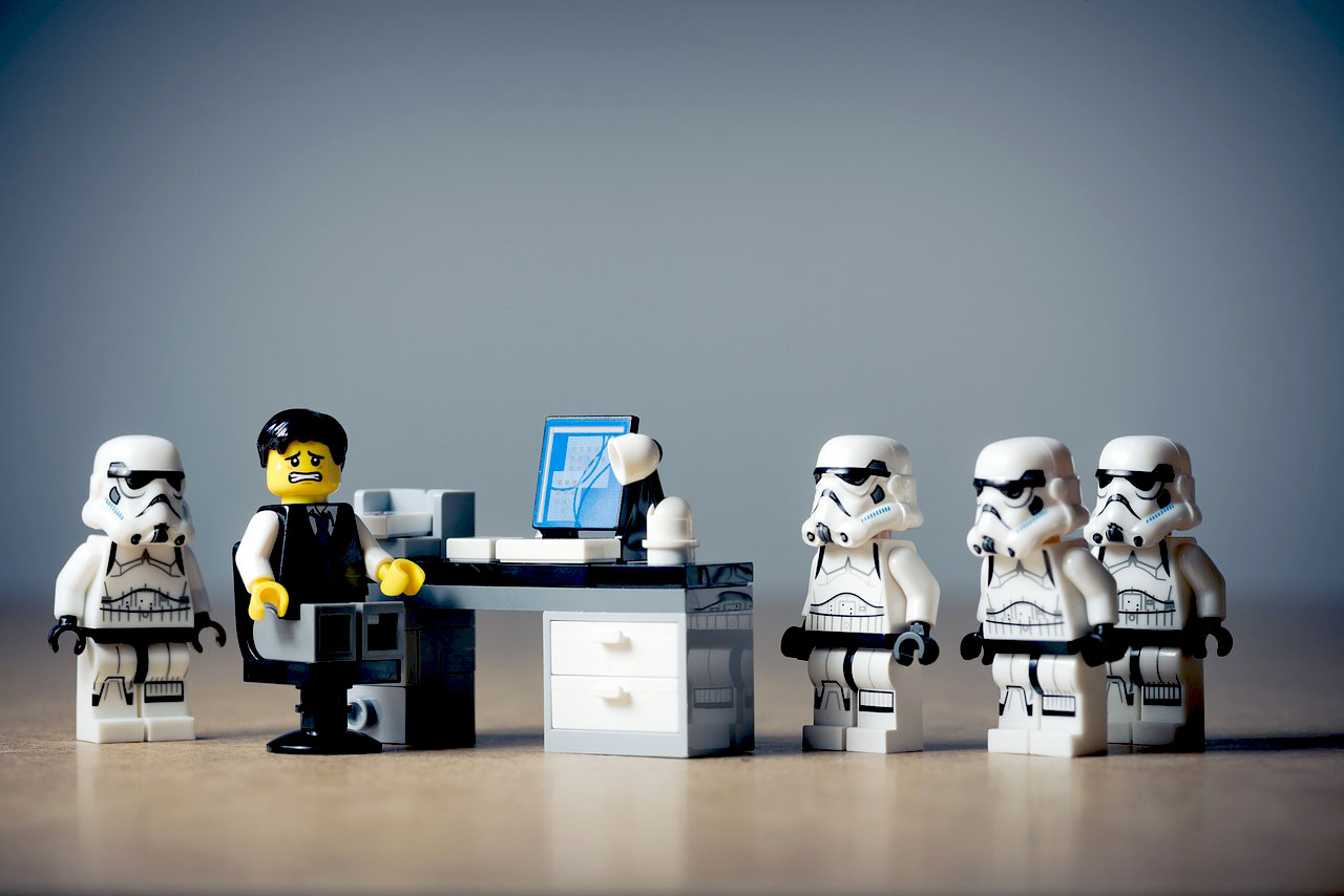 Imagem ilustrativa de bonecos de lego que estão intimidando outro