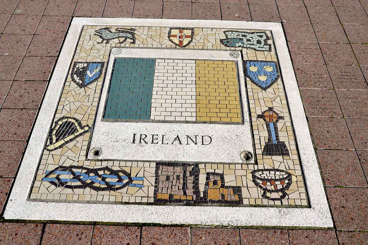 Imagem do símbolo da bandeira da Irlanda em uma calçada