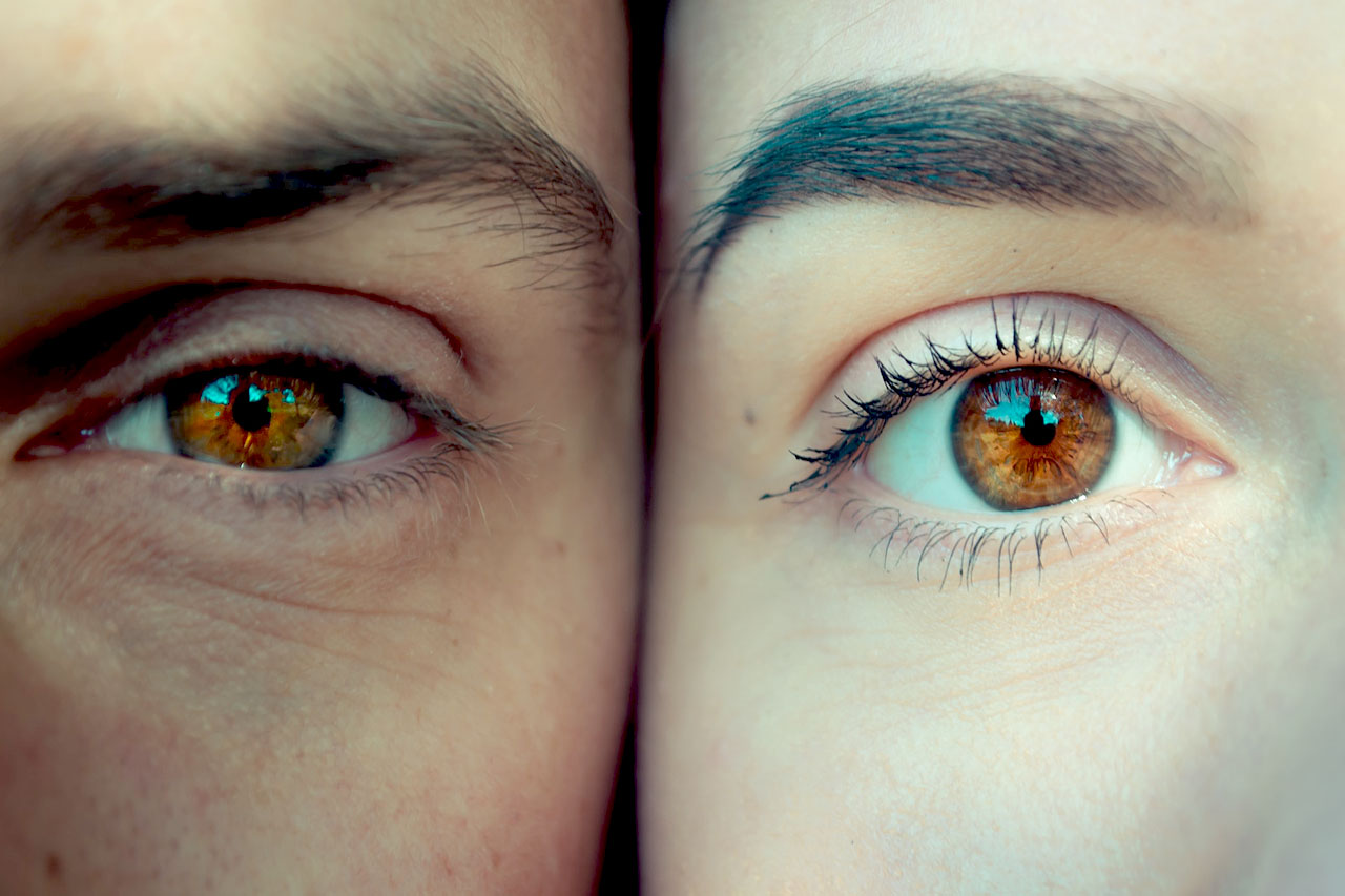 Imagem focada nos olhos de duas pessoas