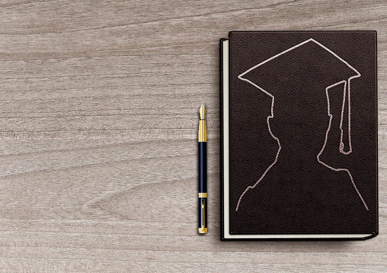 Imagem ilustratva de um livro com a silhueta de um diplomado na universidade