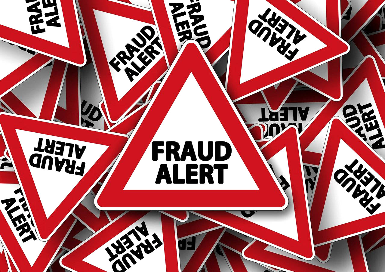 Imagem ilustrativa de placas de alerta de fraude