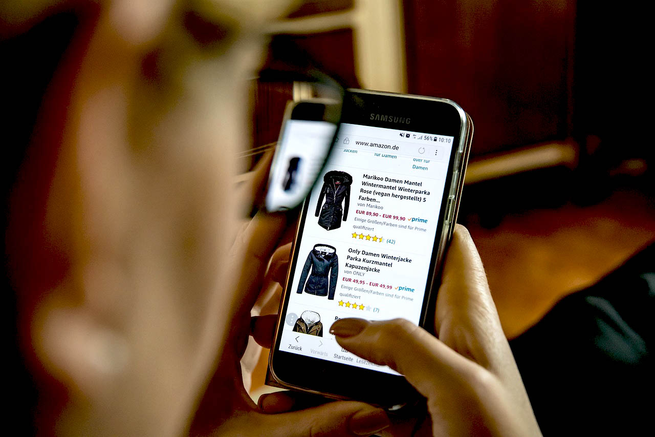 Imagem de um homem navegando no site da amazon