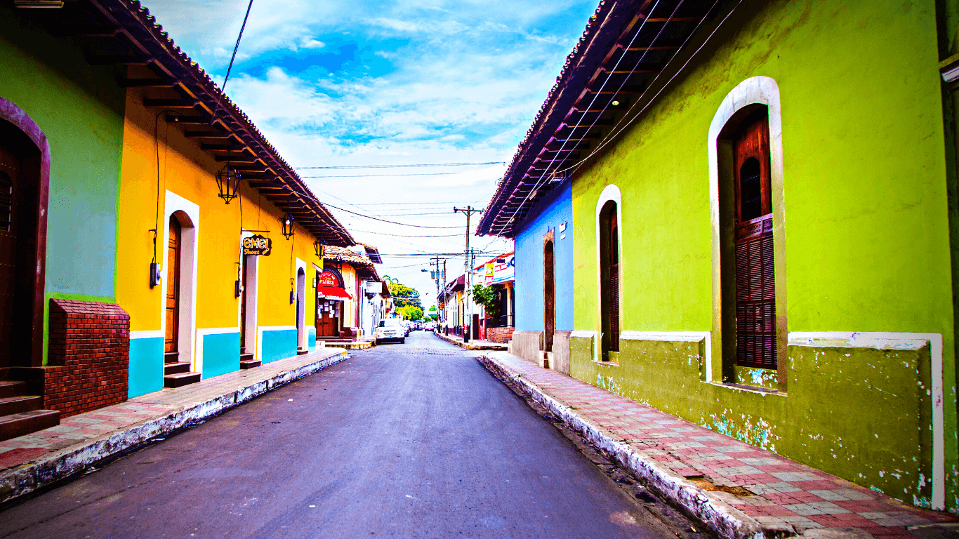 Rua com casas coloridas em León, na Nicarágua