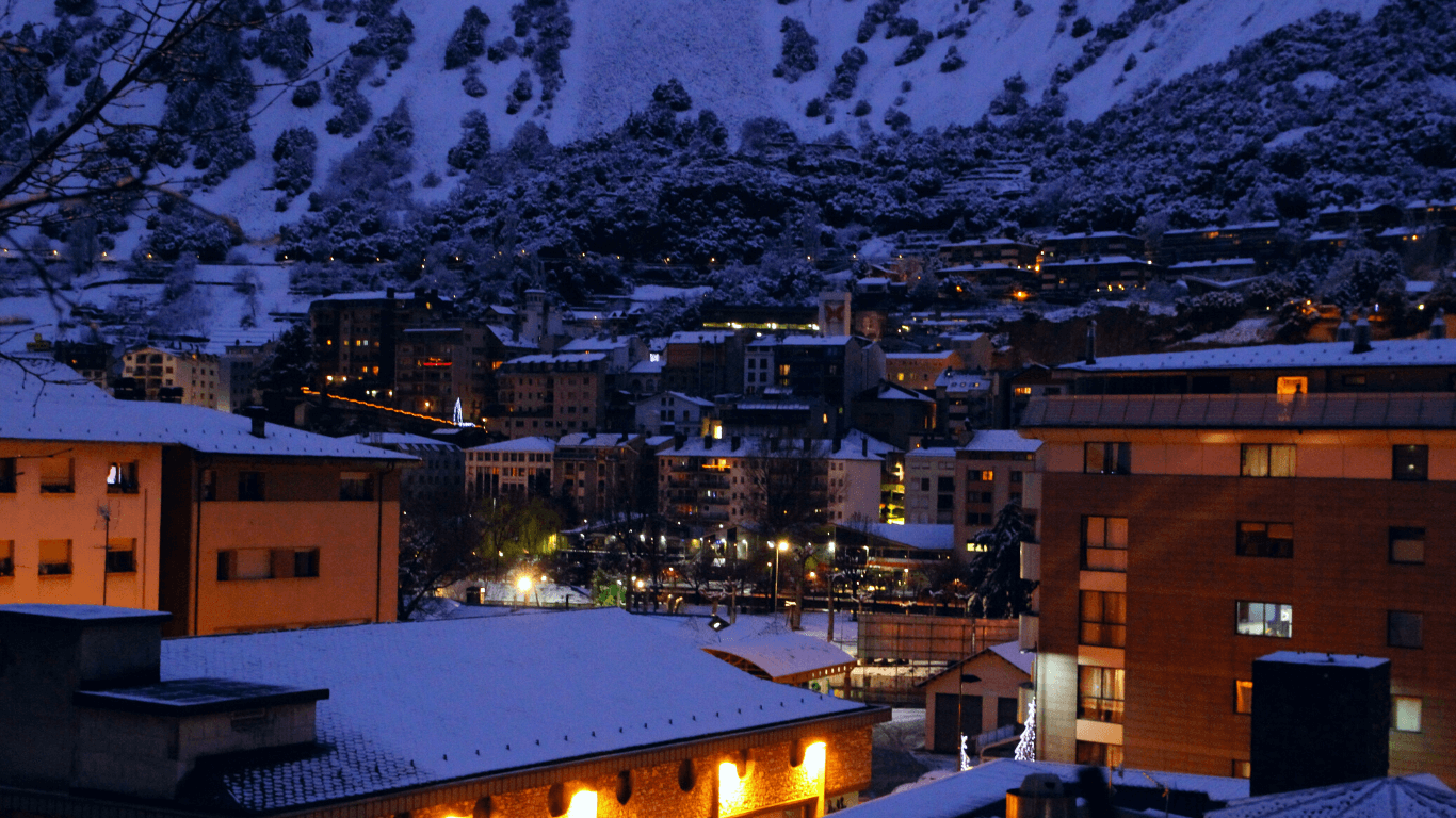 Cidade em Andorra de noite no inverno