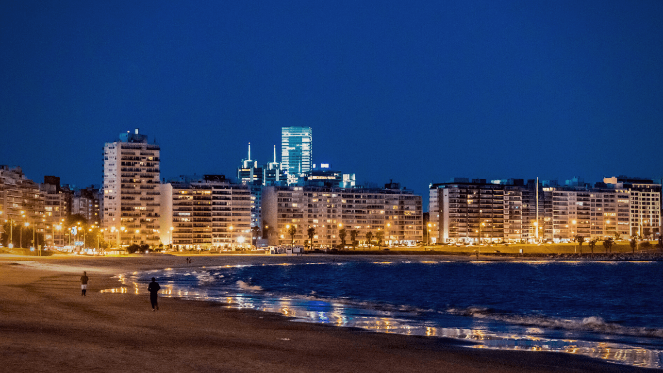 Praia de Pocitos de noite, em Montevidéu