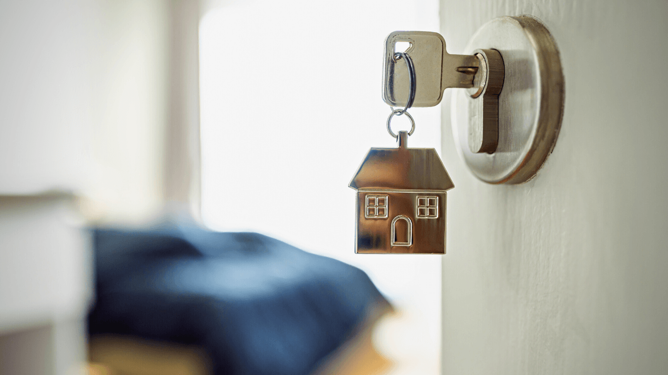 Chave com chaveiro em forma de casa na porta
