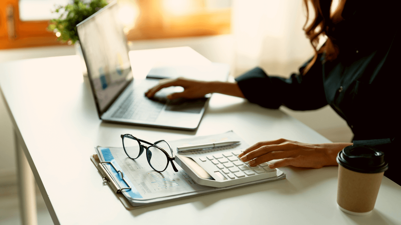 Mulher trabalhando com notebook e calculadora