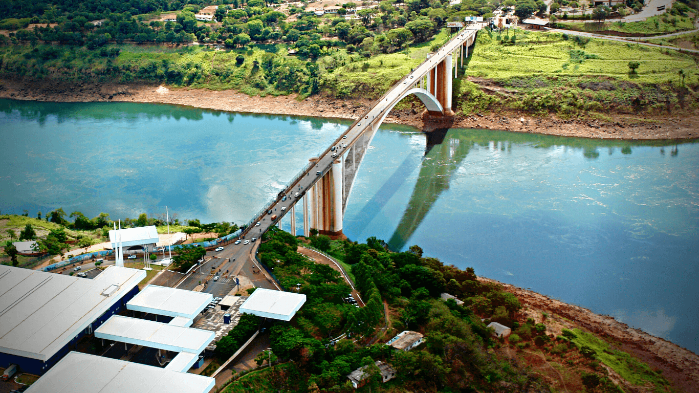 Ponte da Amizade que liga Brasil (Foz do Iguaçu) e Paraguai (Ciudad del este)