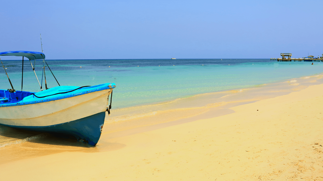 Praia da Ilha de Roatán, em Honduras