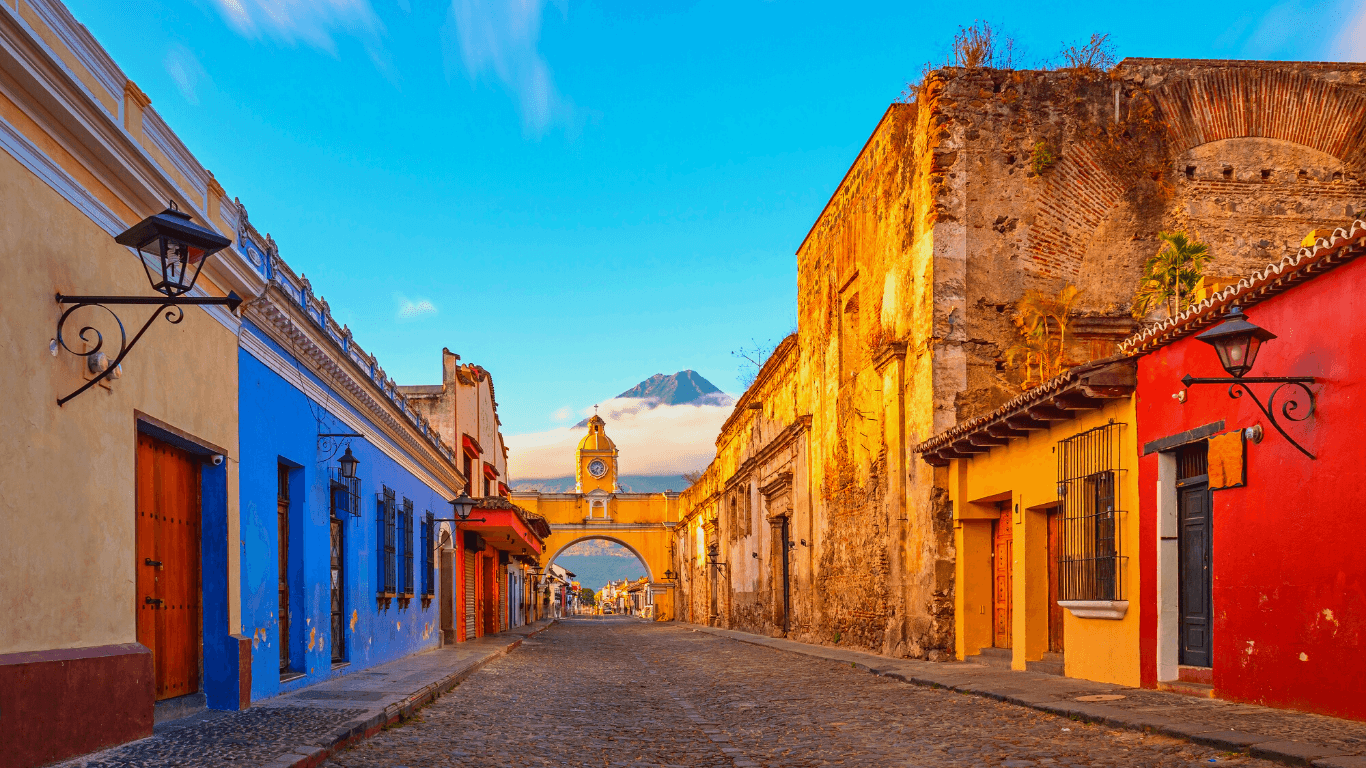 rua com casas coloridas em Antígua