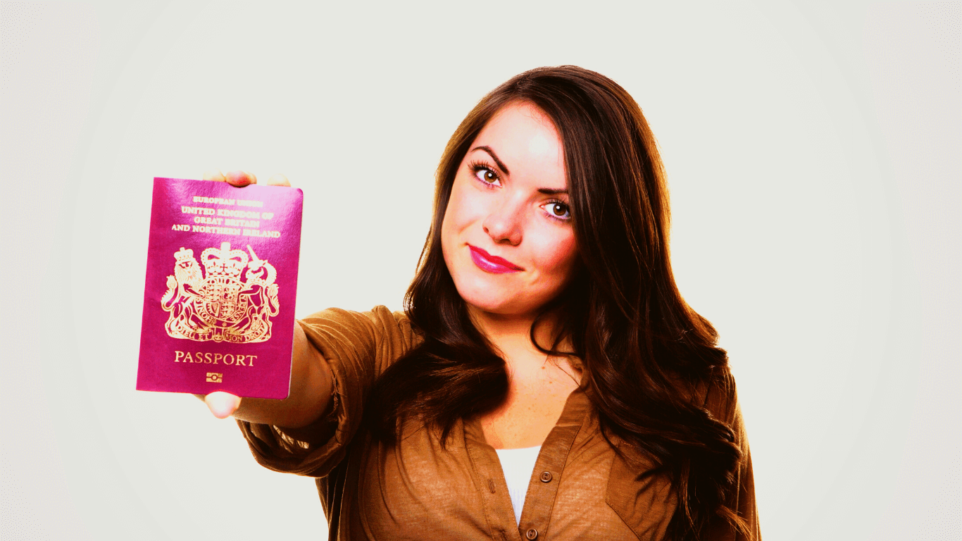 Mulher segurando um passaporte vermelho europeu