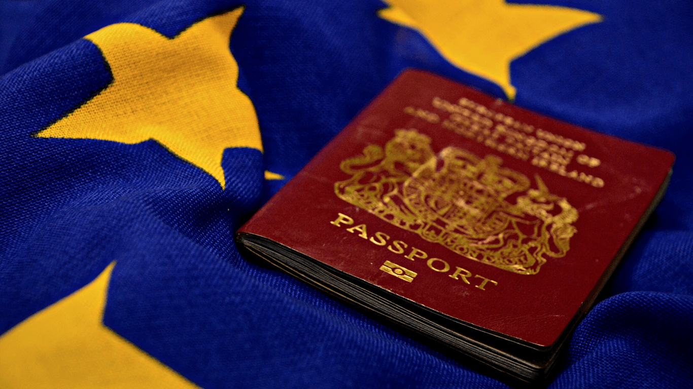 Passaporte europeu em cima da bandeira da Europa