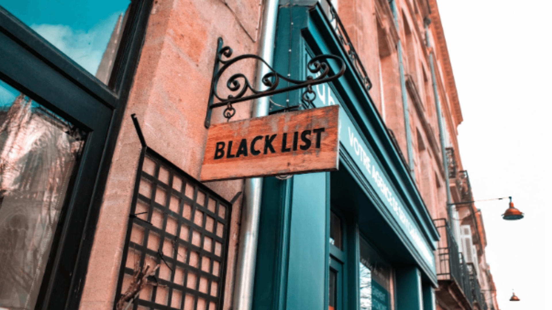 Placa escrito blacklist em madeira