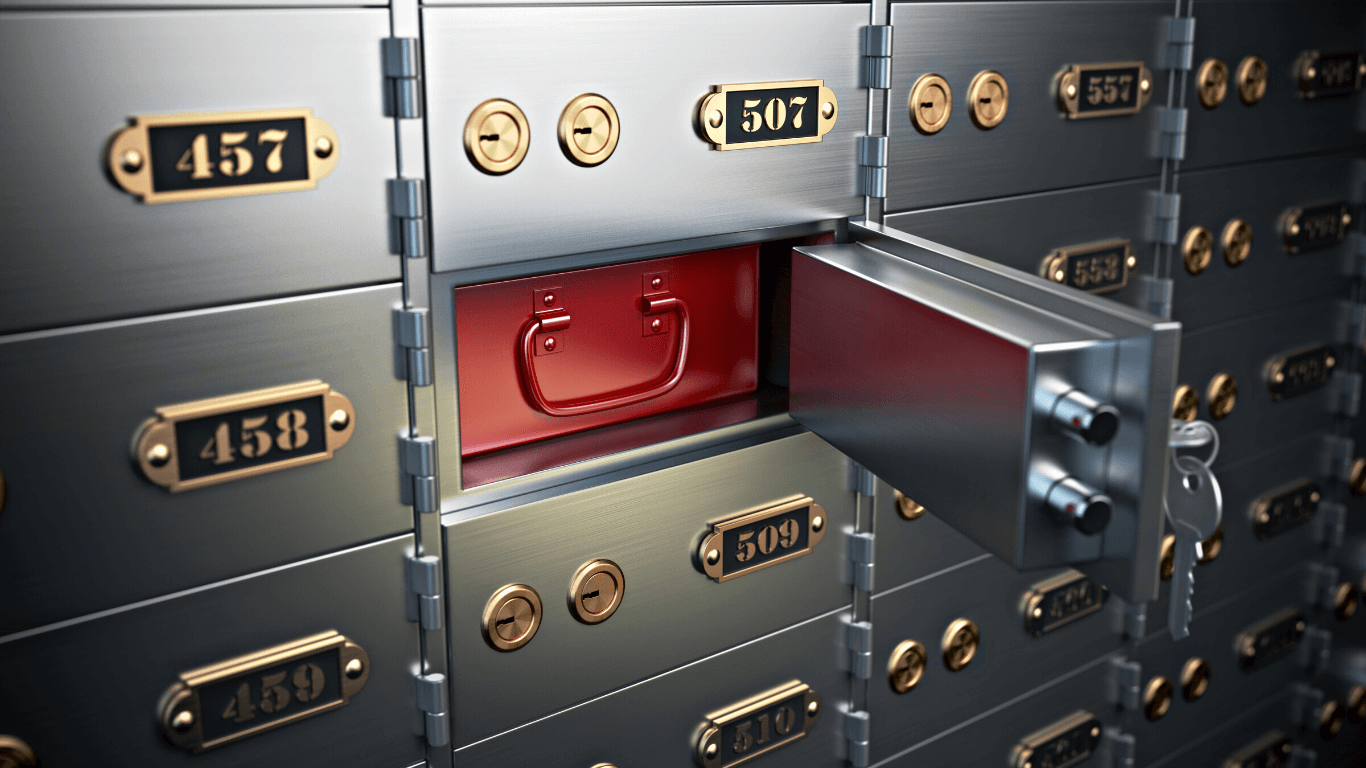 Cofres de banco com um aberto e maleta vermelha dentro