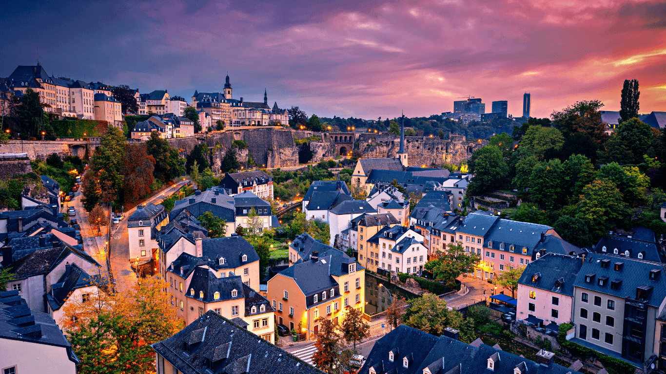 Cidade em Luxemburgo no final da tarde