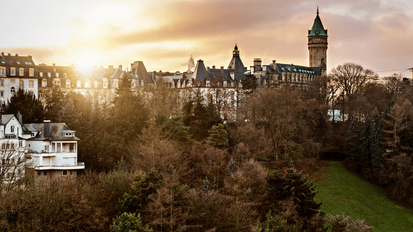 Castelo por trás de floresta em Luxemburgo