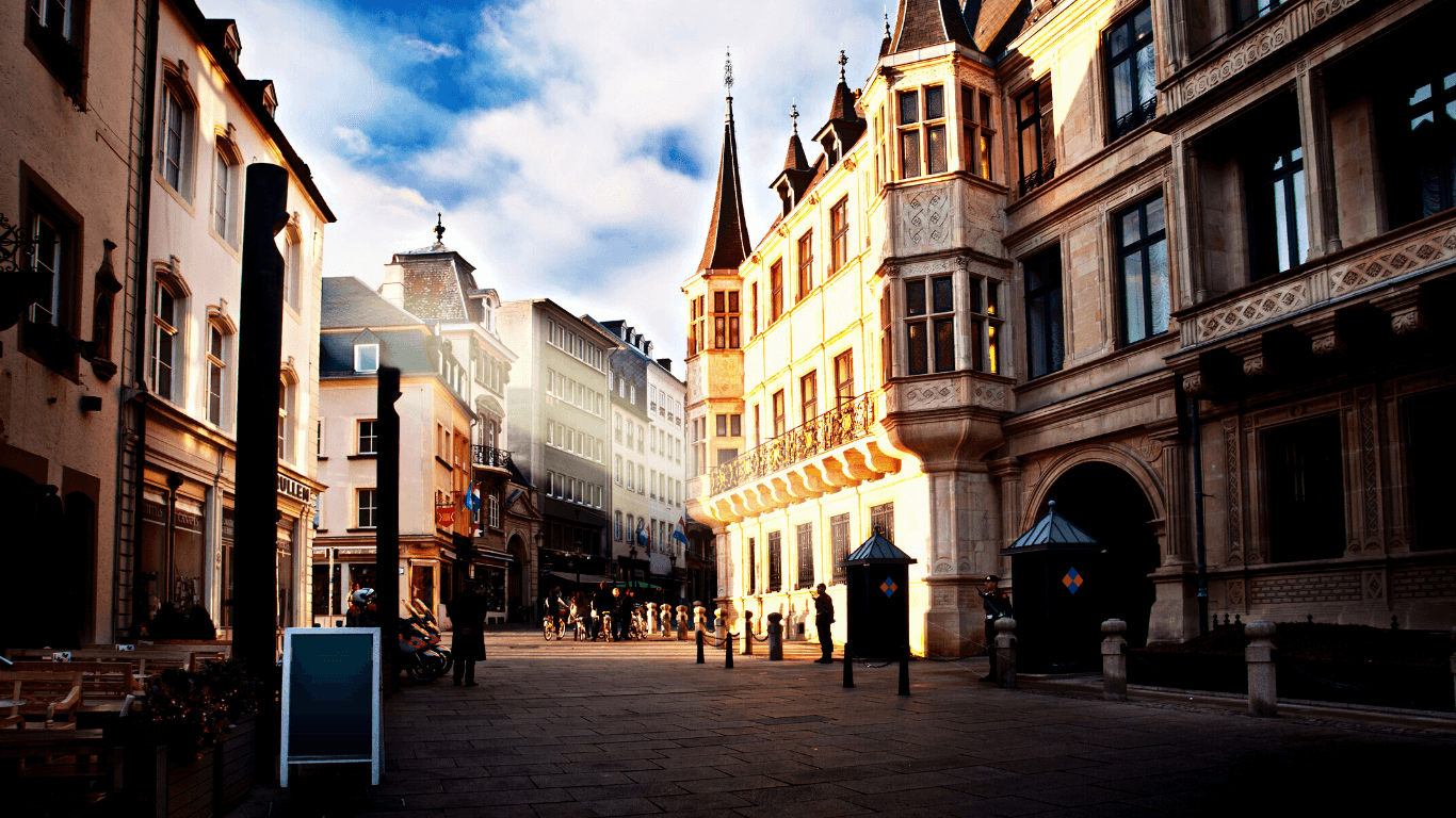 Rua no meio da cidade em Luxemburgo