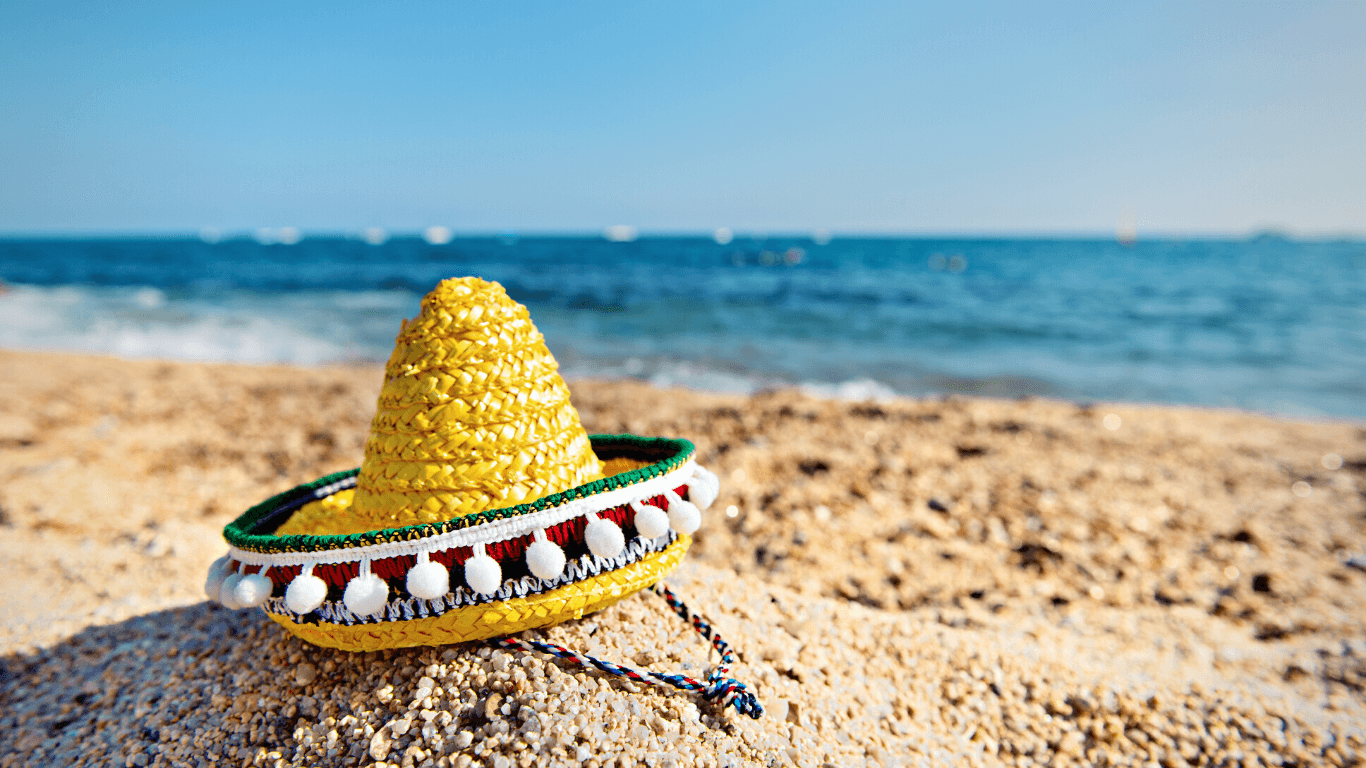 Chapeu mexicano em areia na praia