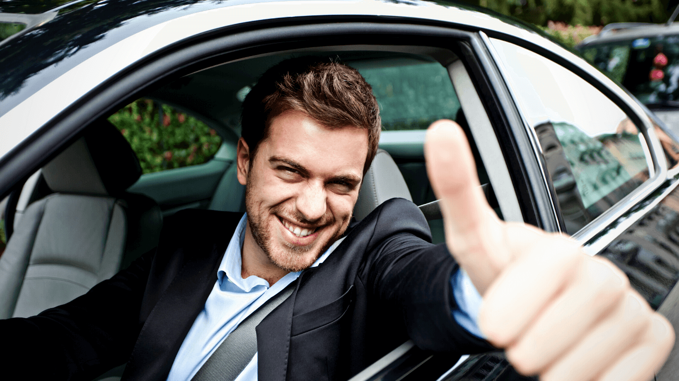 Homem dentro do cara fazendo joinha