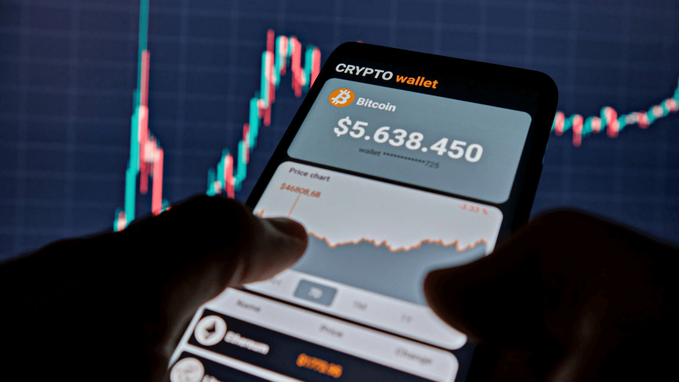 Carteira cripto aberta no celular com ráfico cripto 