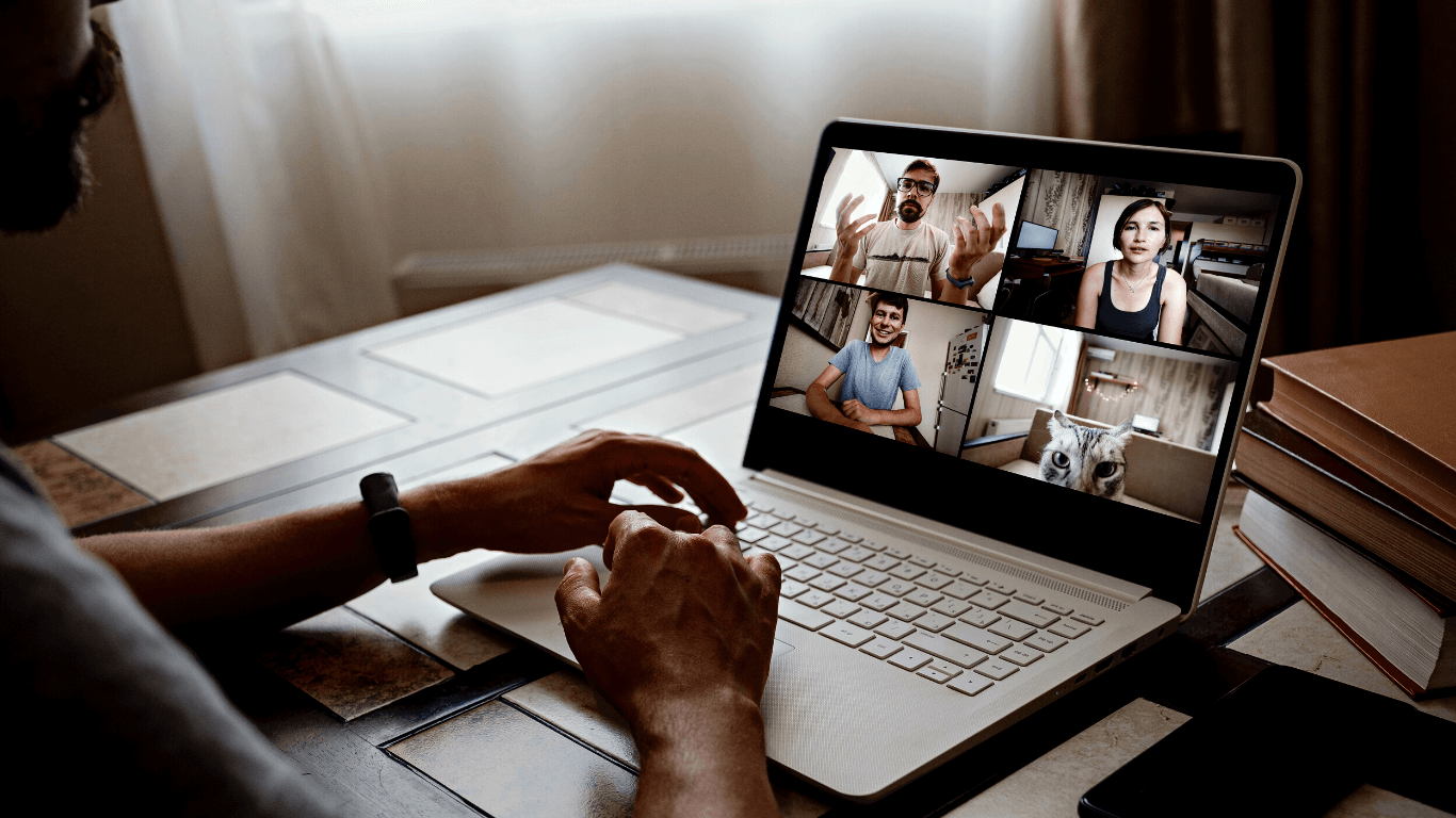 Homem em reunião de trabalho remoto no computador