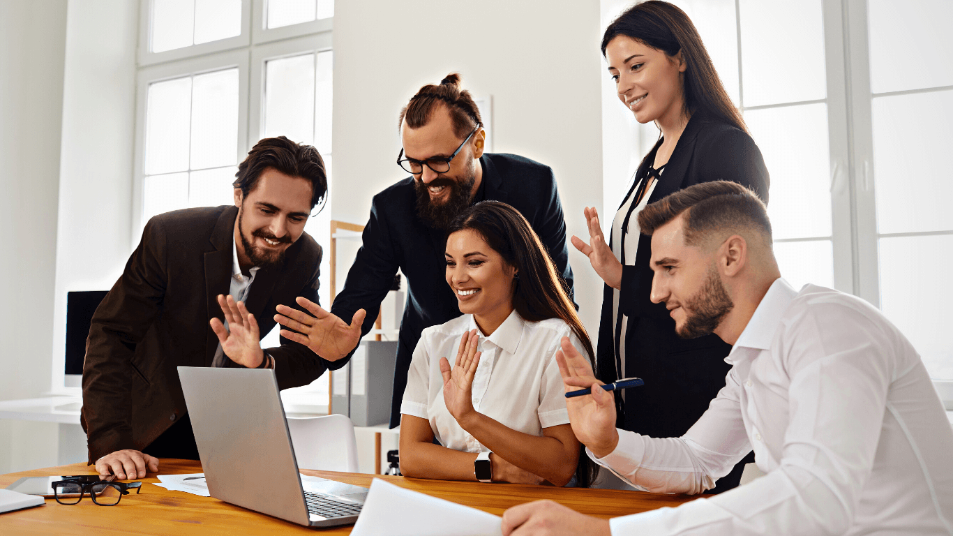 pessoas trabalhando em empresa dando tchau para o computaodr