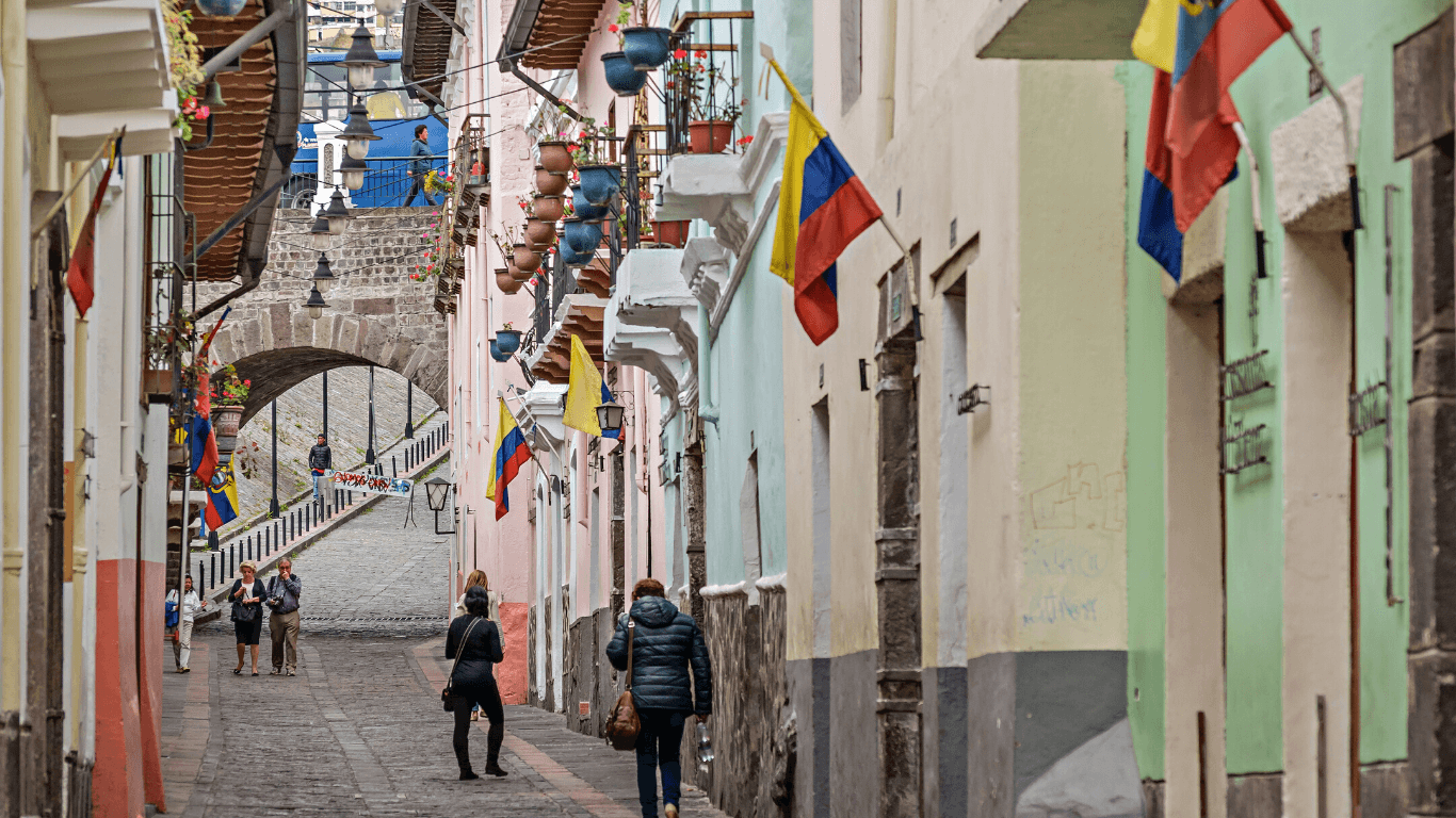 Rua no Equador com bandeiras