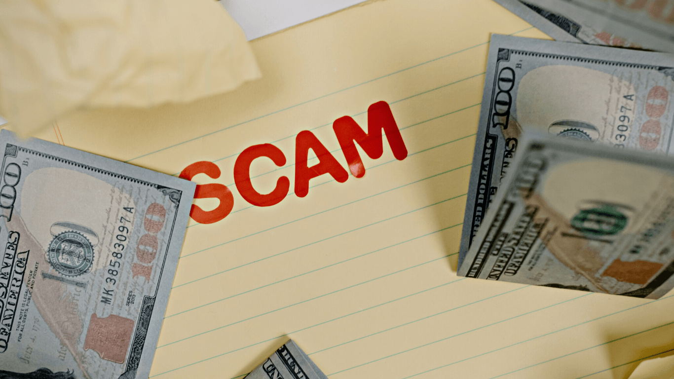 Scam com notas de dinheiro em volta