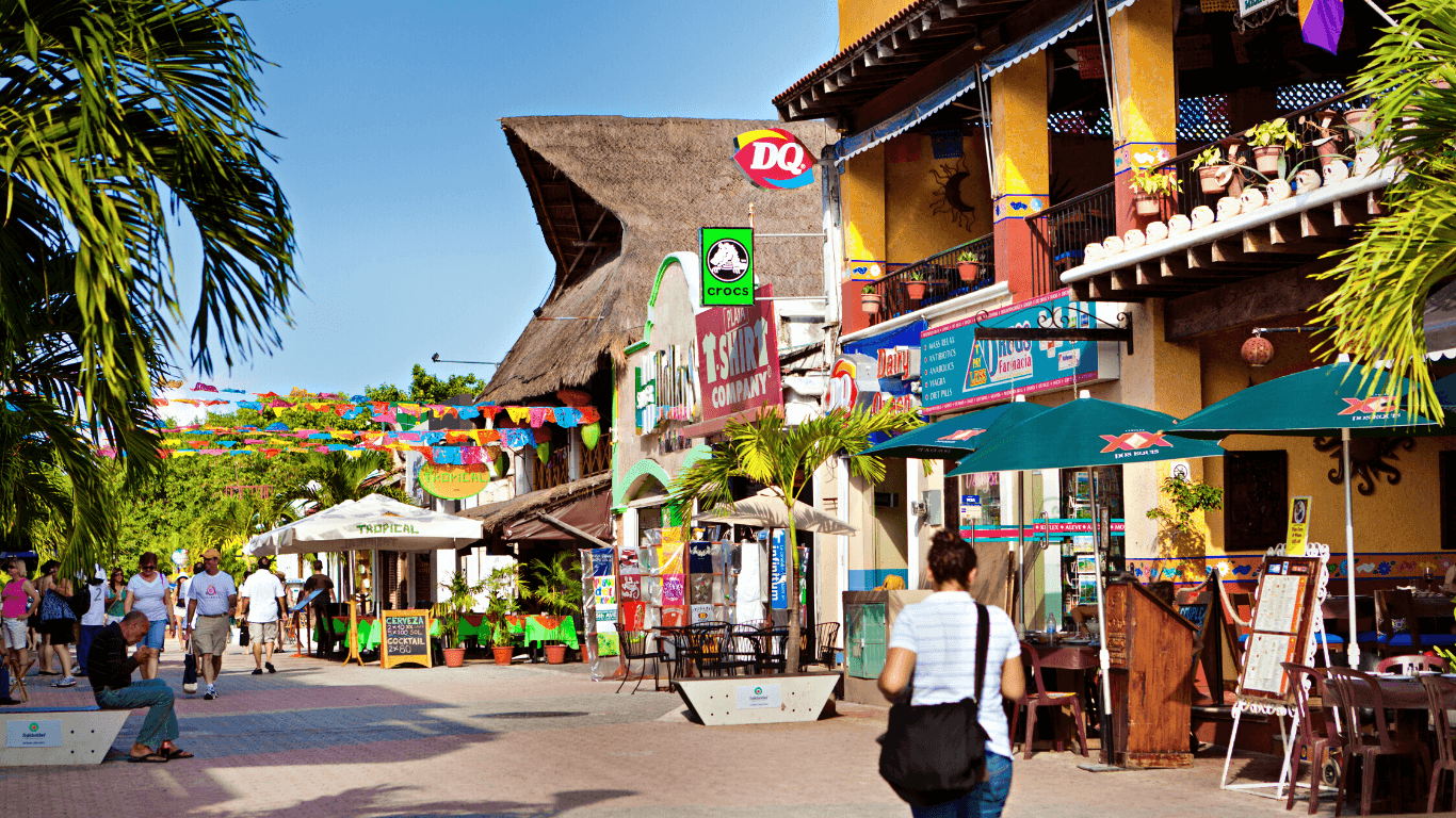 Rua com lojas na Playa del Carmen no México